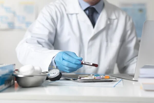 Leia mais sobre o artigo Câncer de bexiga: Por que você não deve ignorar a presença de sangue na urina